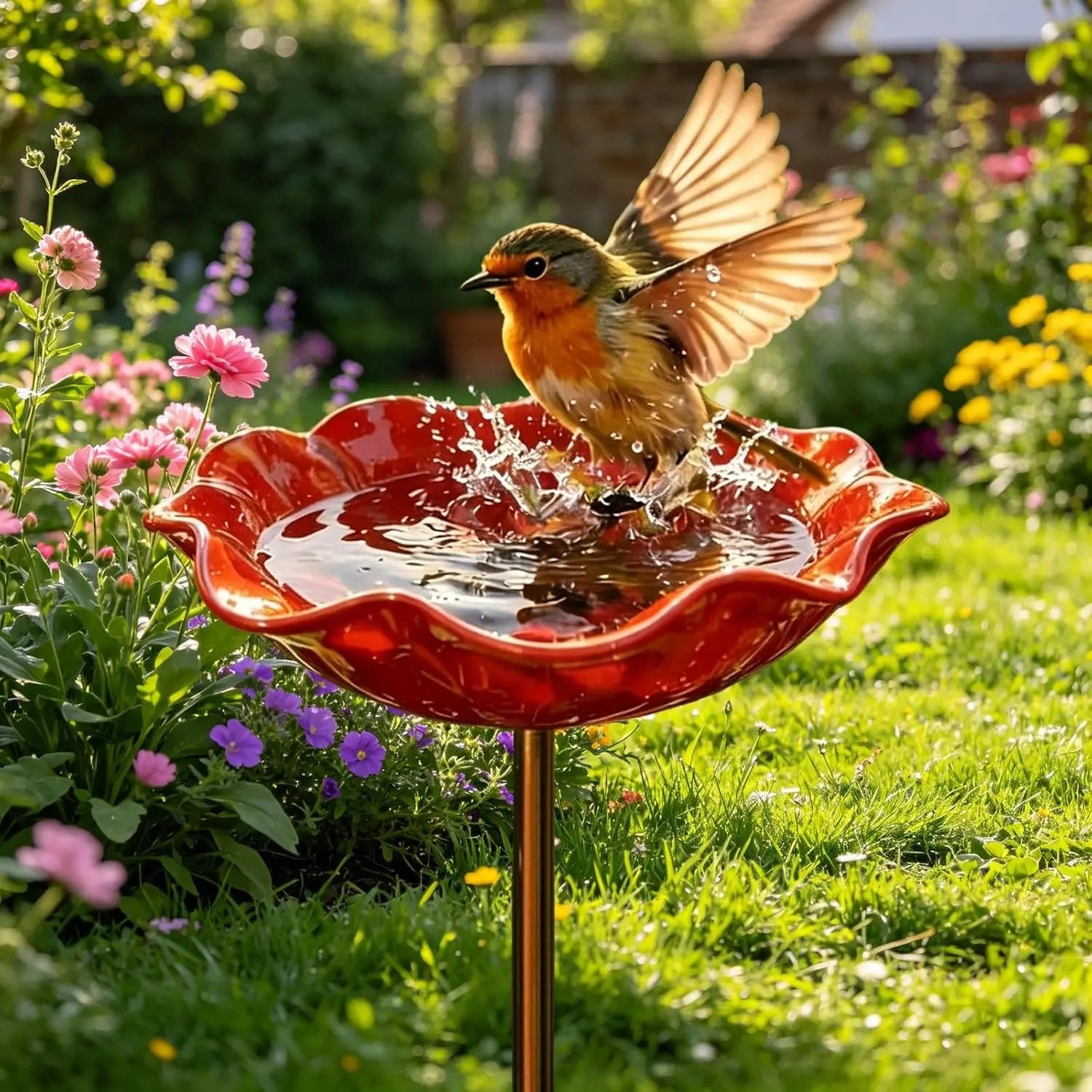 Fugl der plaskrer i blomsterfuglebad