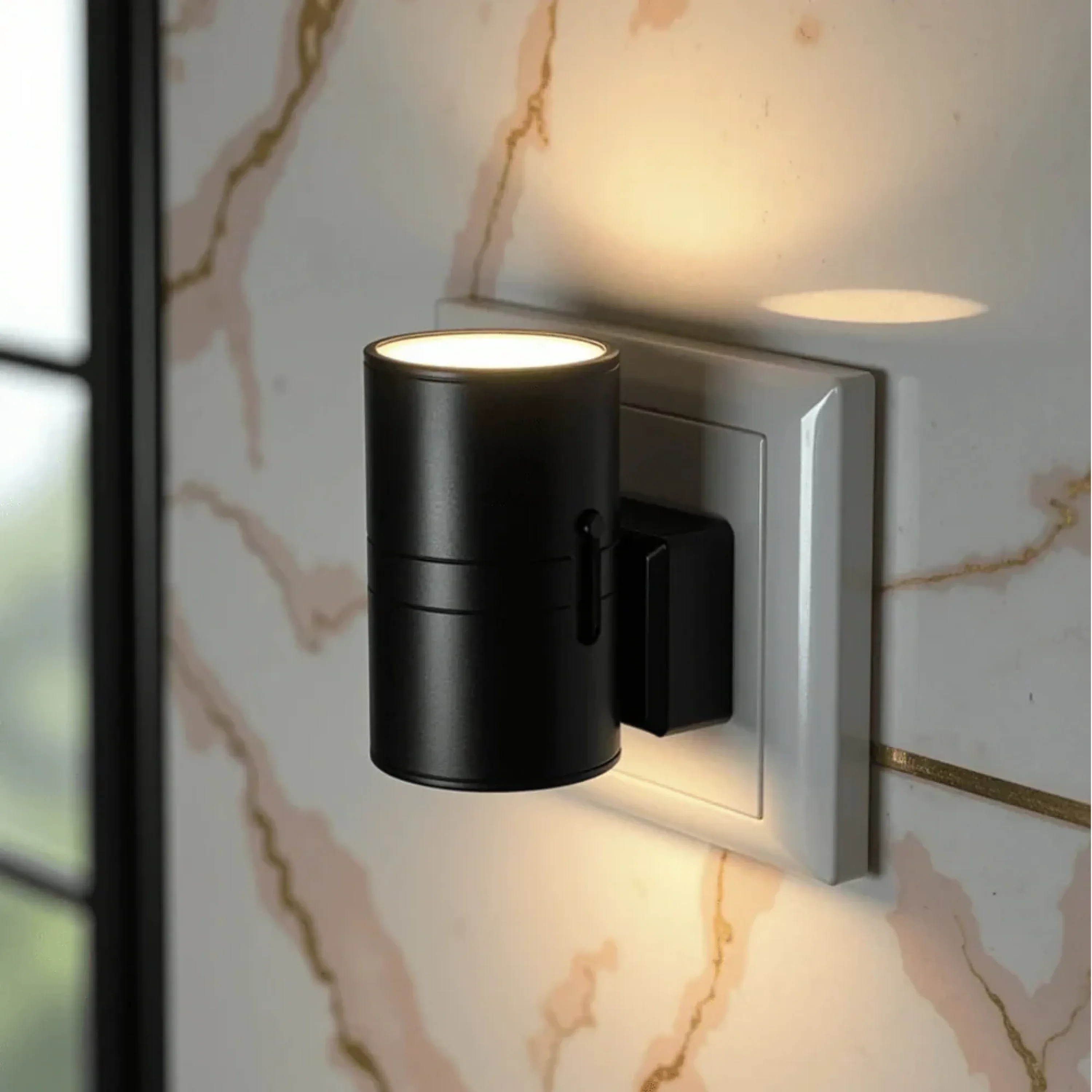 StikLys | Stiklampe med Sensor – Dæmpbar Natlampe til Stikkontakt